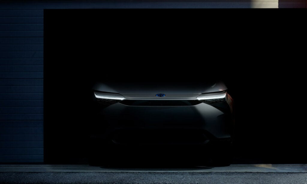 En framtida bil parkerad i garagen. (AI text)