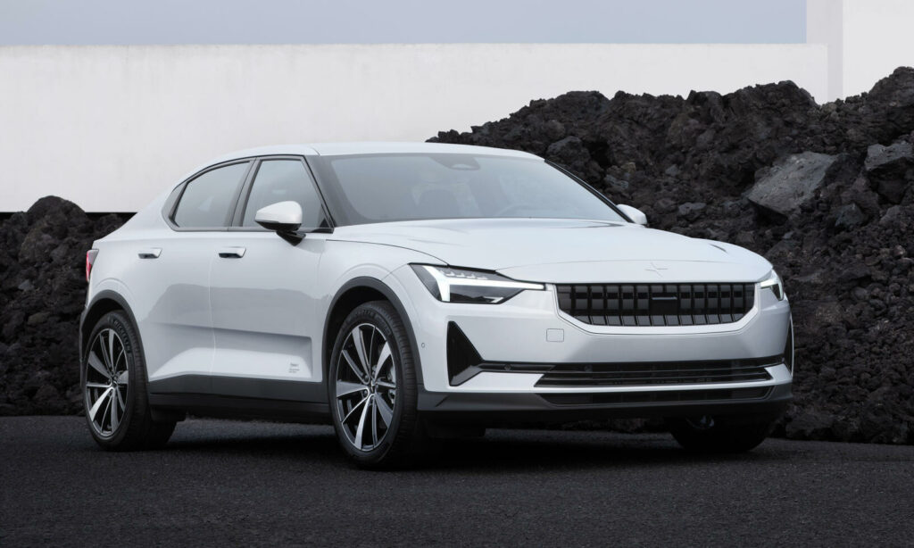 Volvo XC90 parkerad framför en svart vägg. (AI text)