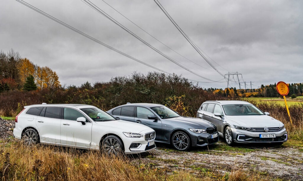 En grupp bilar parkerade vid en grusväg. (AI text)