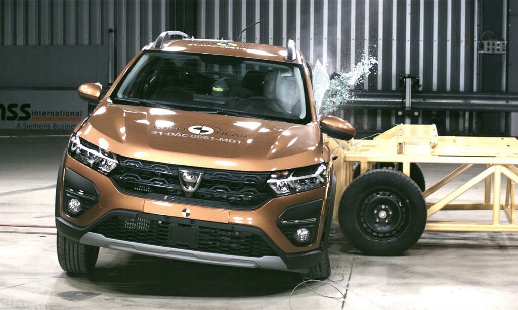 En bil körs på en bana. (AI text)