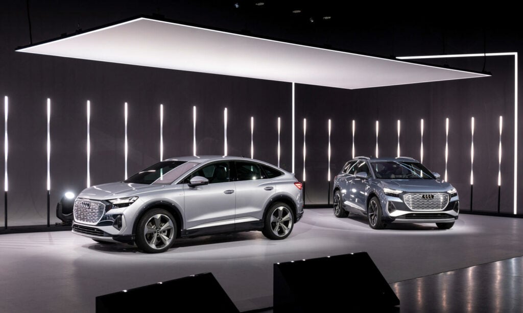 Audi Q3 och Q5 på utställningen på Audi EV-show (AI text)