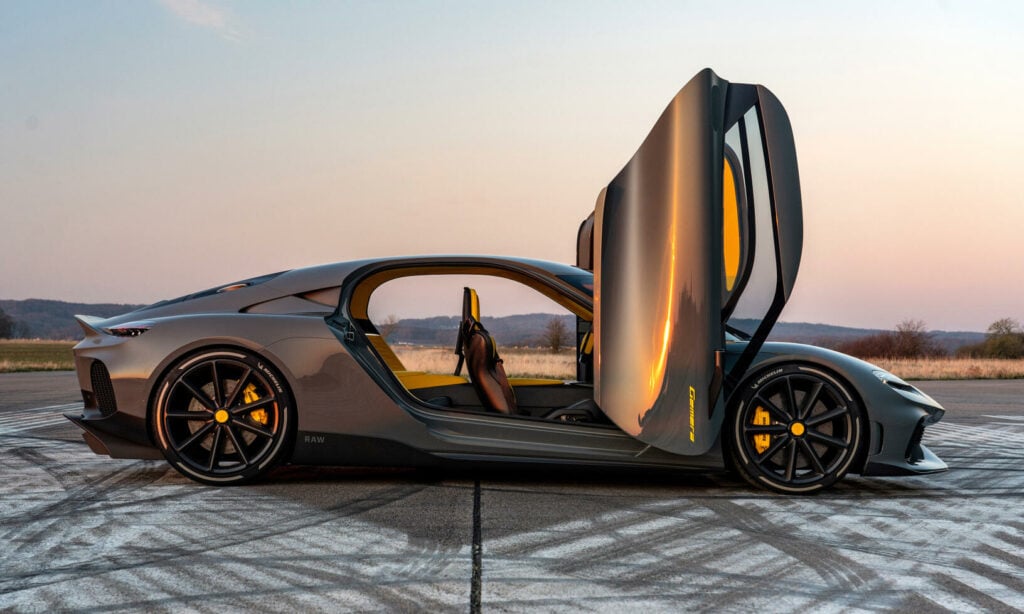 Aston Martin GT1 är en supersportbil som är hybrid. (AI text)