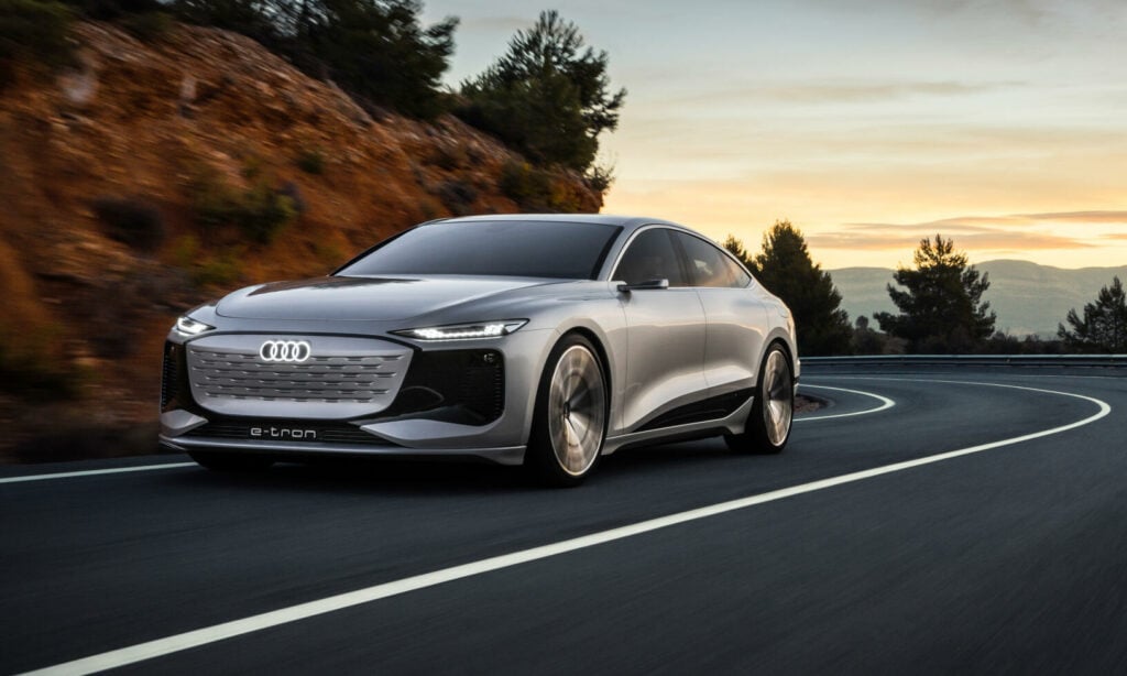 Audi EQ Concept kör längs en bergig väg. (AI text)