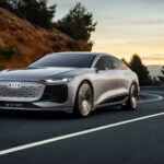 Audi EQ Concept kör längs en bergig väg. (AI text)