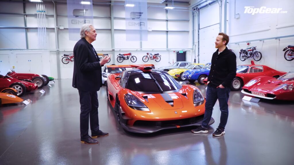 Två män pratar i en garage. (AI text)