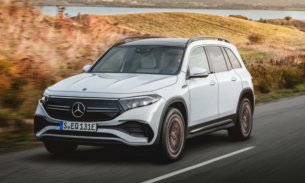 Mercedes-Benz GLS SUV körande längs en landsväg (AI text)