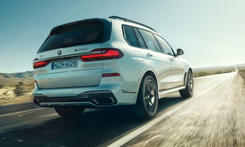 BMW X7 M50i väger in på 2.555 kilo.