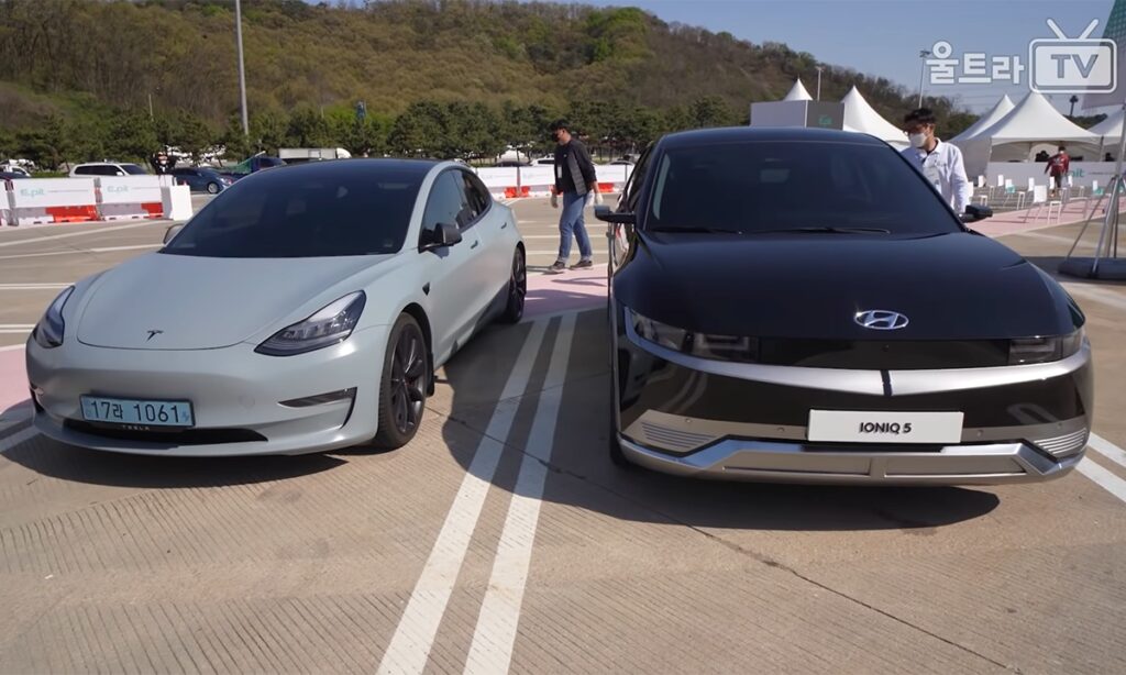 Tesla Model X och Tesla Model Y parkerade i en parkeringsplats. (AI text)
