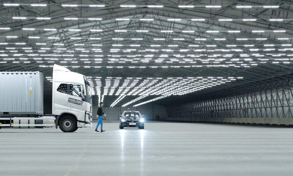 En lastbil i en lagerlokal. (AI text)