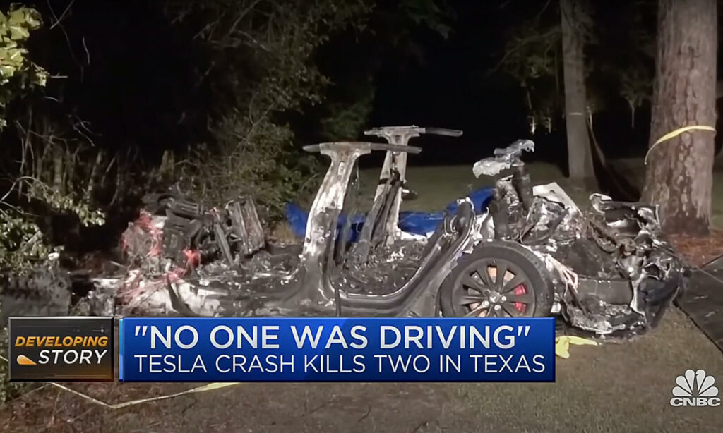 Ingen körde Tesla-bilen som kraschade och dödade två personer i Texas. (AI text)