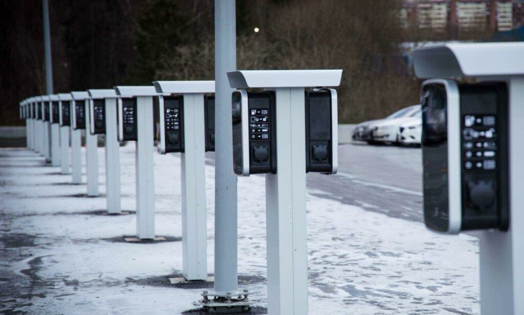 En rad parkeringsutrustningar i snön (AI text)