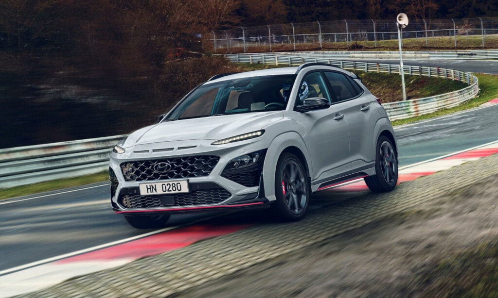Hyundai Kona kör på en racerbana. (AI text)