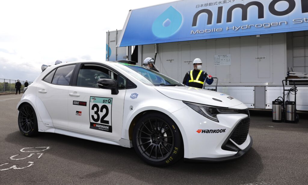 Vätgas-Corollan tankas i ett pressfoto. Notera skärmbreddningen jämfört med vanliga Corolla – precis som på GR Yaris.