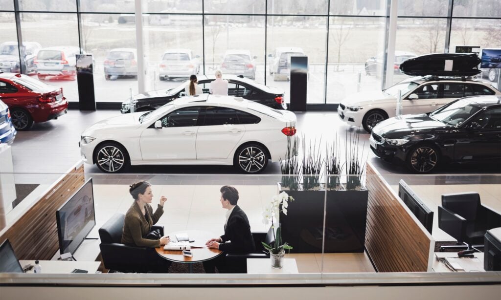 en bilhandel med många bilar (AI text)