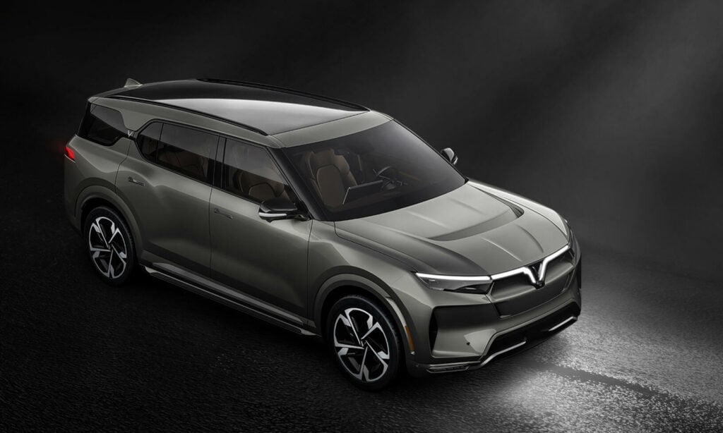 En konceptbil visas i en mörk rum. (AI text)