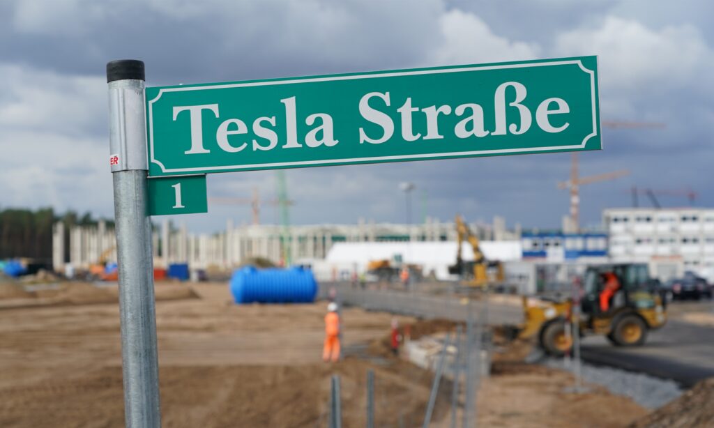 En gatubelysning för Tesla Strale (AI text)