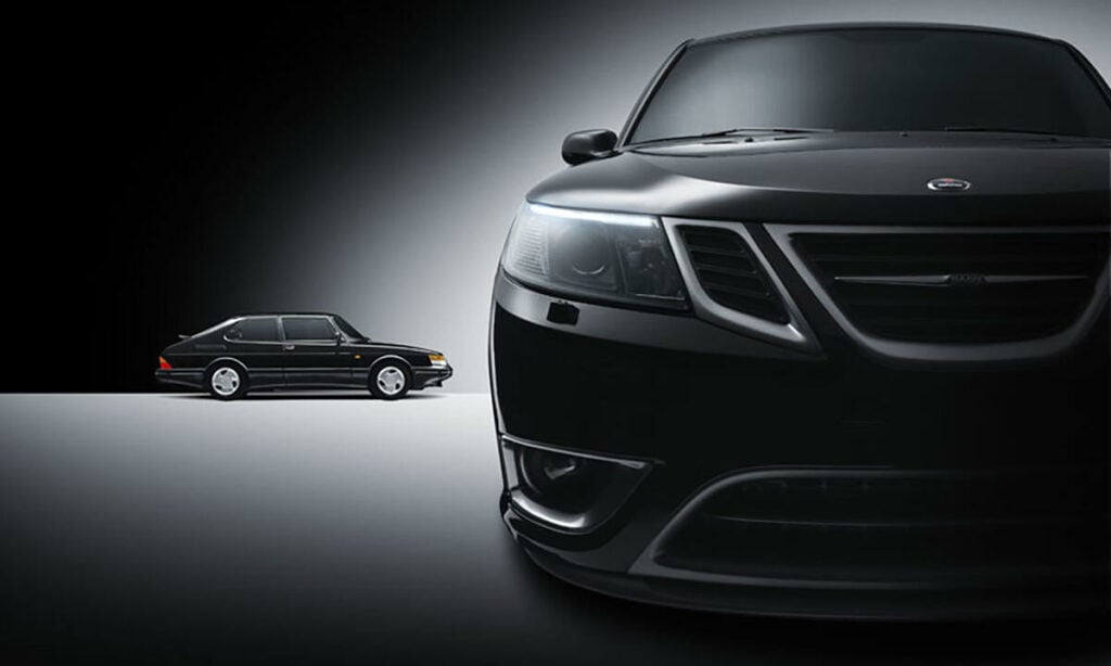 En svart bil med ett vitt hull och en svart bil i bakgrunden. (AI text)