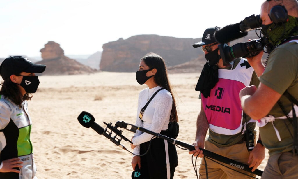 En grupp personer i öknen. (AI text)