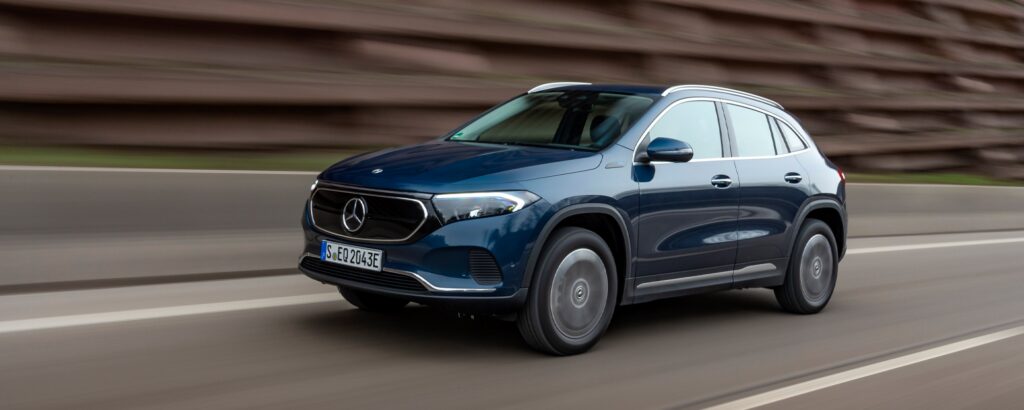 Mercedes-Benz GLS SUV kör på en väg. (AI text)