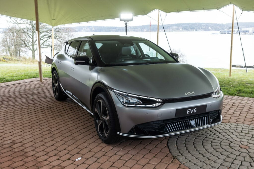 En bil parkerad framför en tält. (AI text)