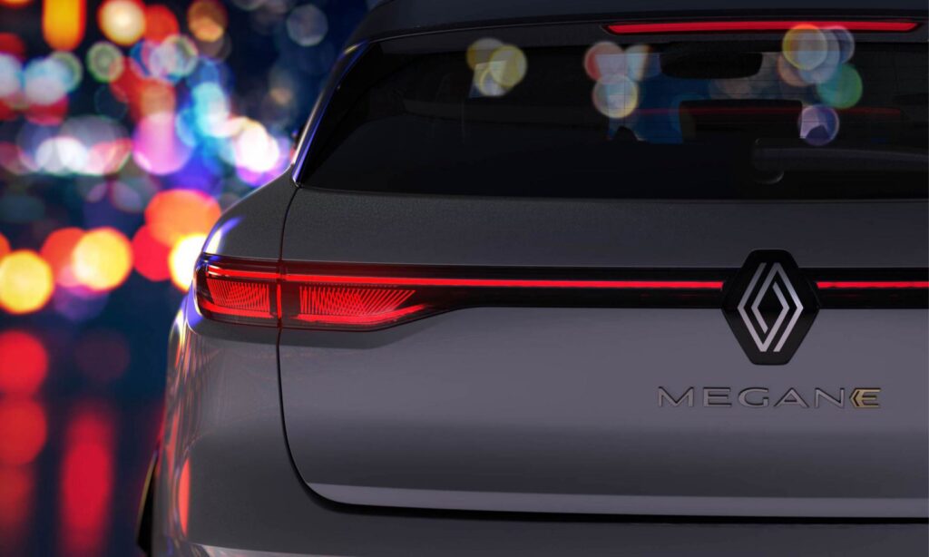 Så här ska nya Megane E-Tech Electric se ut bakifrån. Den blir en av de första bilarna att bära Renaults nya, något omdesignade diamant-logga.
