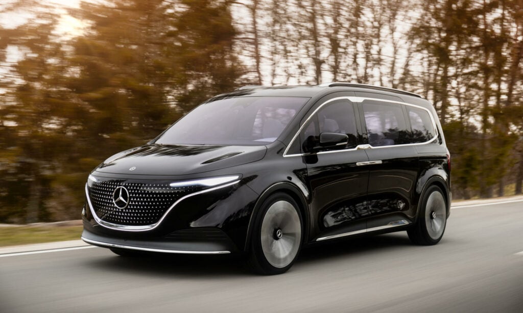 Mercedes-Benz E-klassen kör längs en landsväg. (AI text)