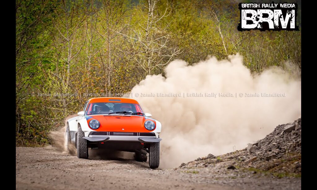 En Porsche 911 SS kör nedför en grusväg. (AI text)