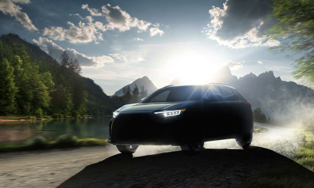 en SUV kör nerför en grusväg i bergen (AI text)