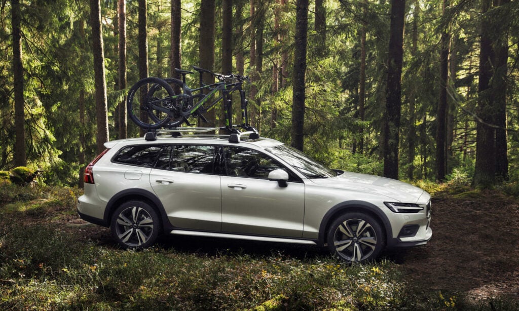 En Volvo V60 Cross Country med en cykel fastmonterad på taket. (AI text)