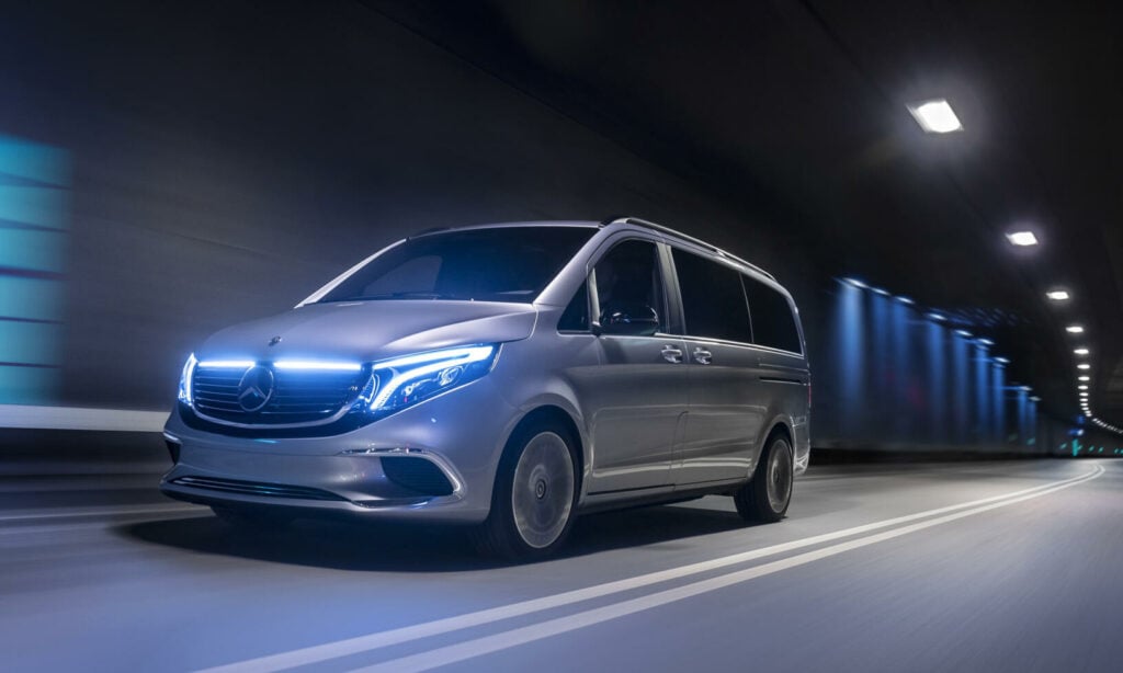En Mercedes-Benz V-klass kör genom en tunnel. (AI text)