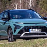 Hyundai Ioniq kör nedför en landsväg. (AI text)