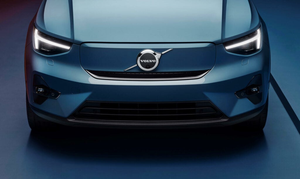 Volvo XC90 är en konceptbil som visas i en mörk rummiljö. (AI text)