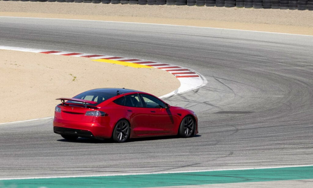 Tesla Model S kör på en racerbana. (AI text)