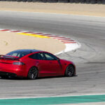 Tesla Model S kör på en racerbana. (AI text)