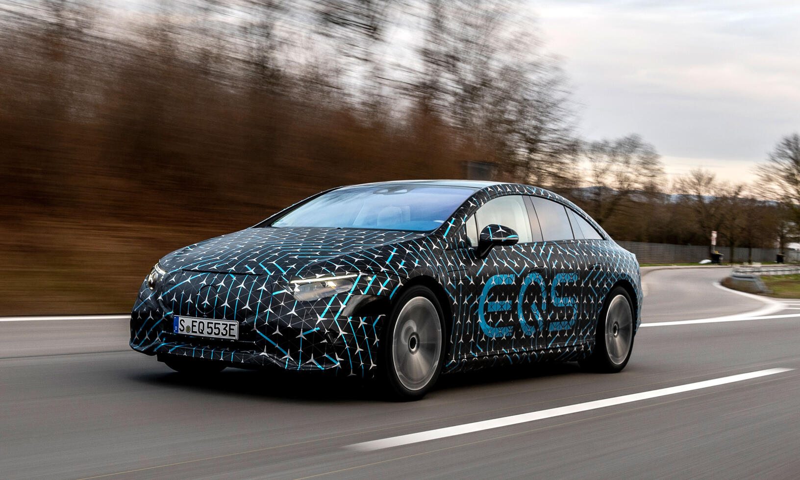 Mercedes-Benz C-klassen kör längs en väg. (AI text)