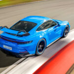 Porsche 911 GTS RS är en blå bil som kör på en racerbana. (AI text)
