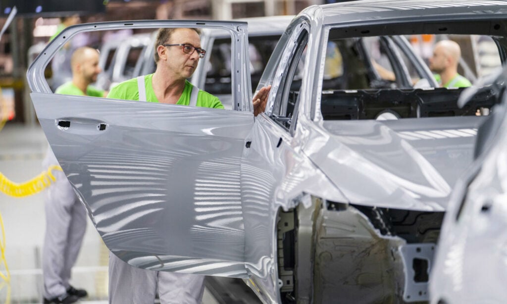 En bil sätts ihop i en fabrik. (AI text)