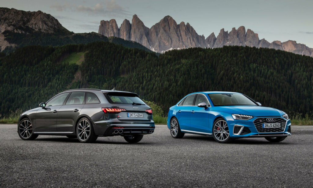 Audi RS4 och Audi RS5 står parkerade framför berg. (AI text)