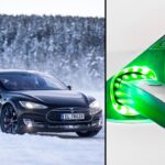 Tesla Model S laddar i snö. (AI text)