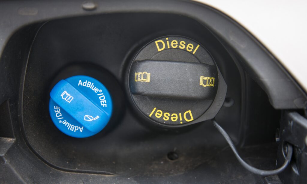 En bil med en bränslepump. (AI text)