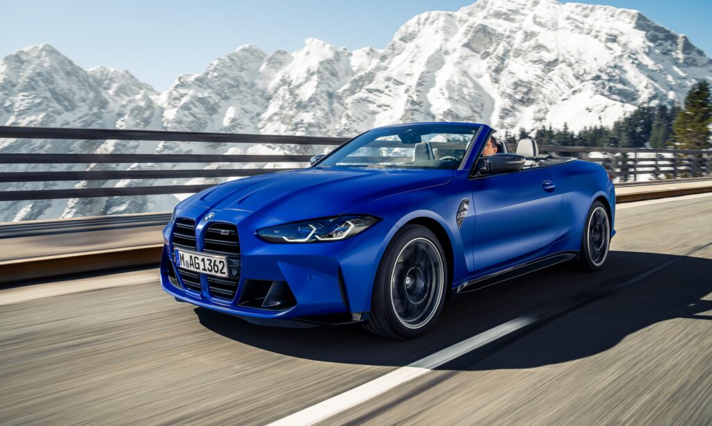 BMW M4 Cabriolet körs längs en bergig väg. (AI text)