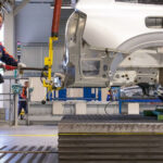 En bil sätts ihop i en fabrik. (AI text)