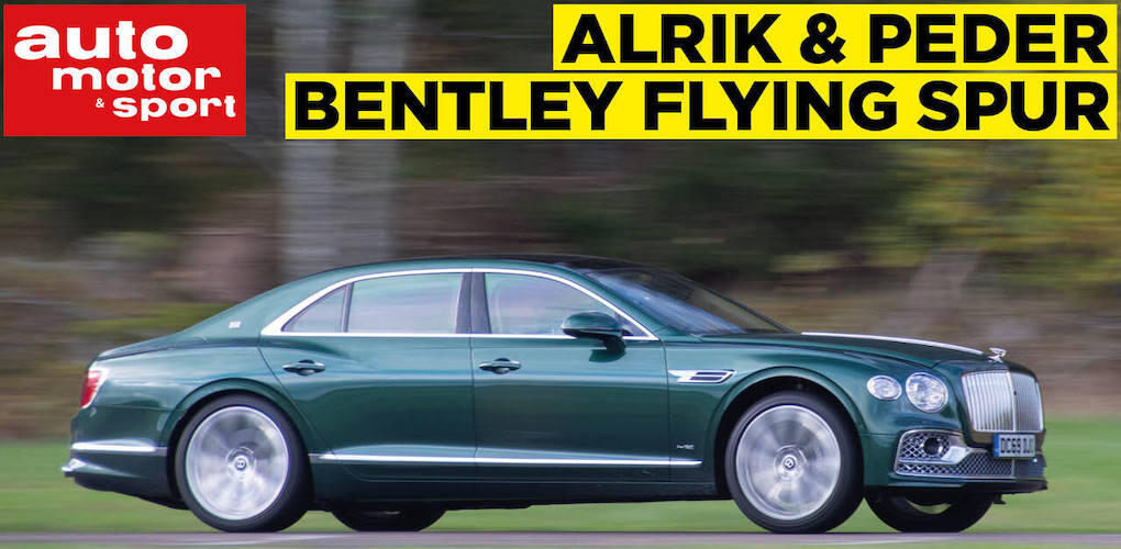 En Bentley Flying Spur kör nerför vägen. (AI text)
