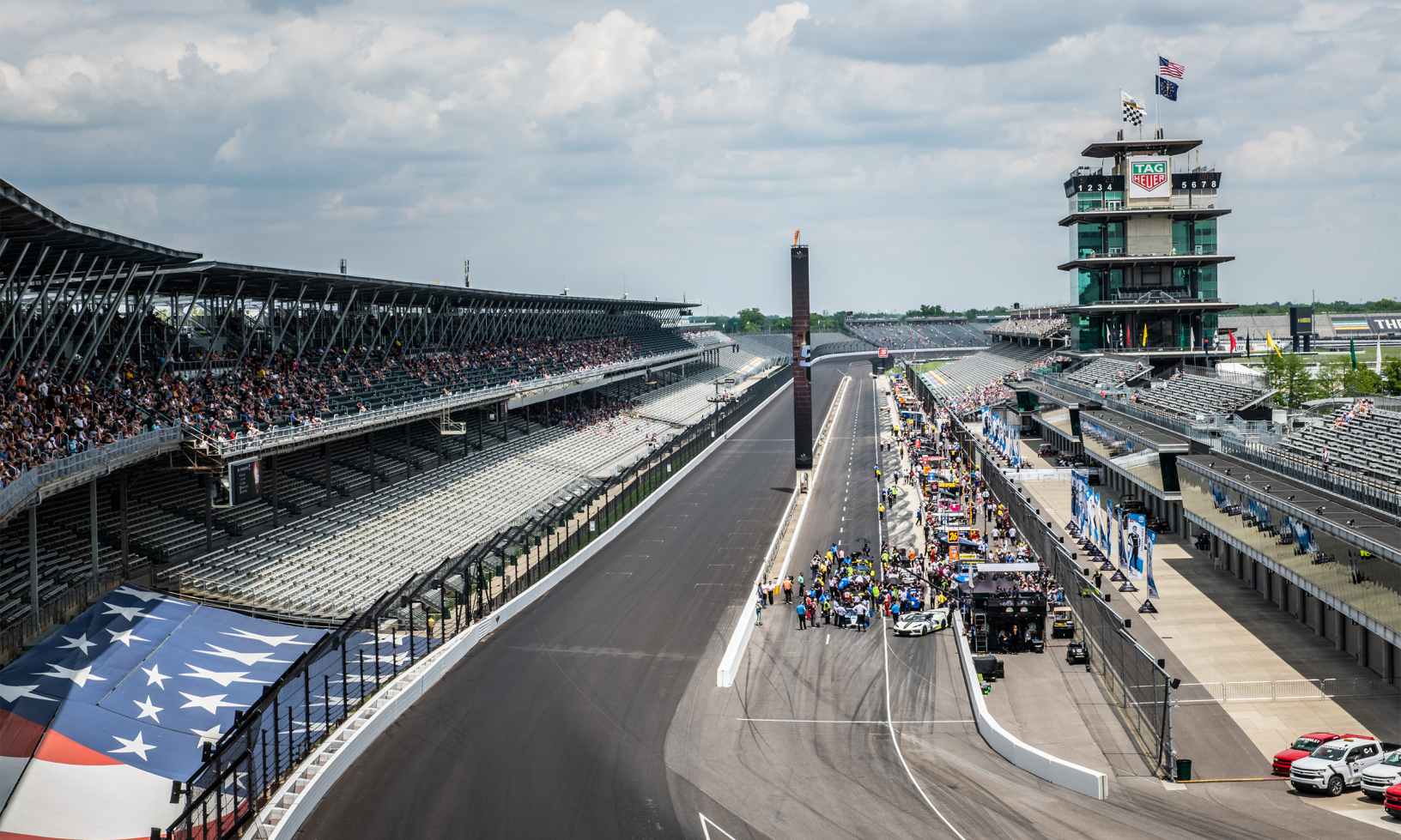 En racebil kör nedför banan. (AI text)