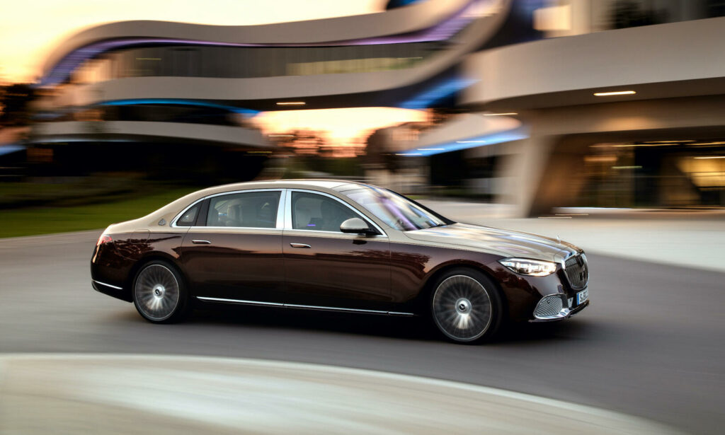 Mercedes-Benz S-klass-sedan kör nerför gatan. (AI text)