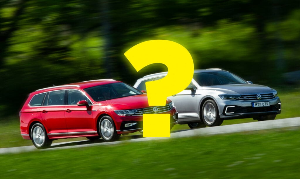 En bil kör nedför en väg med ett frågetecken på den. (AI text)