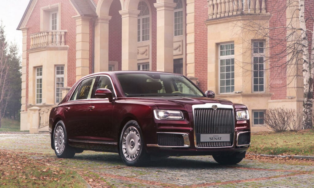 En Rolls-Royce parkerad framför ett herresäte. (AI text)