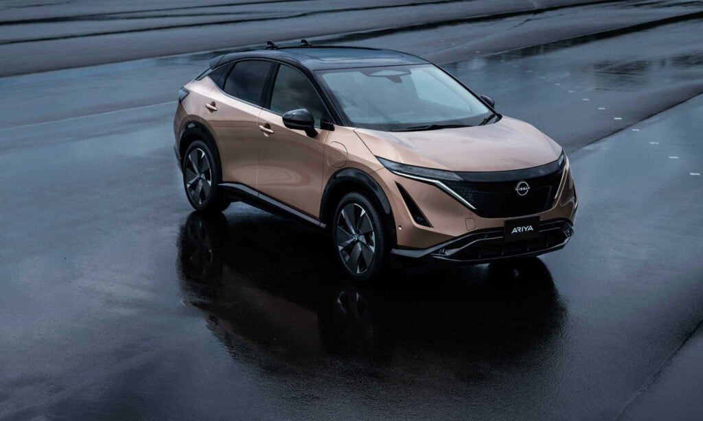 Nissan Qashqai står parkerad på en blöt väg. (AI text)