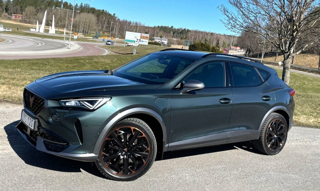 Modern attraktiv korsning mellan suv och halvkombi. Instrumenteringen är snygg och har en mängd inställningsmöjligheter, men vi hade gärna haft fler fysiska knappar.