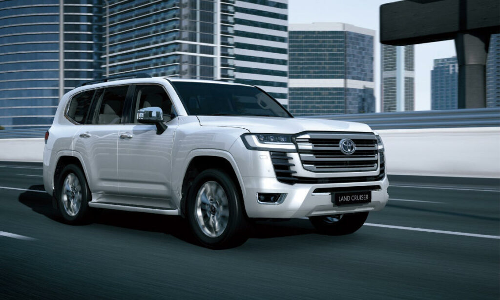 Toyota Land Cruiser kör längs vägen. (AI text)